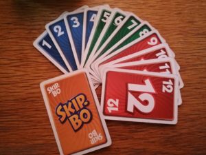 Skip-Bo - ein Kartenspiel, das auf jeden Fall zu zweit zu spielen geht. 