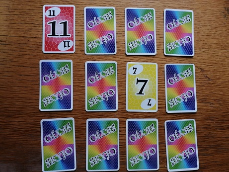 Spielerkarten, mit 2 zufällig umgedrehten Karten.