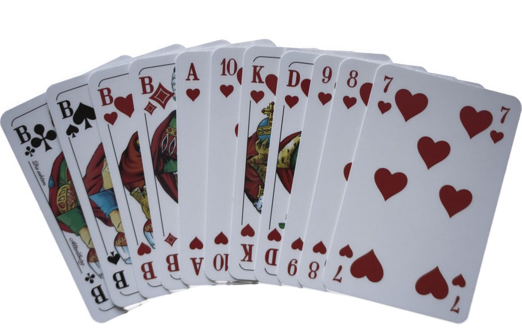Skat - ein klassisches Kartenspiel für drei Spieler.