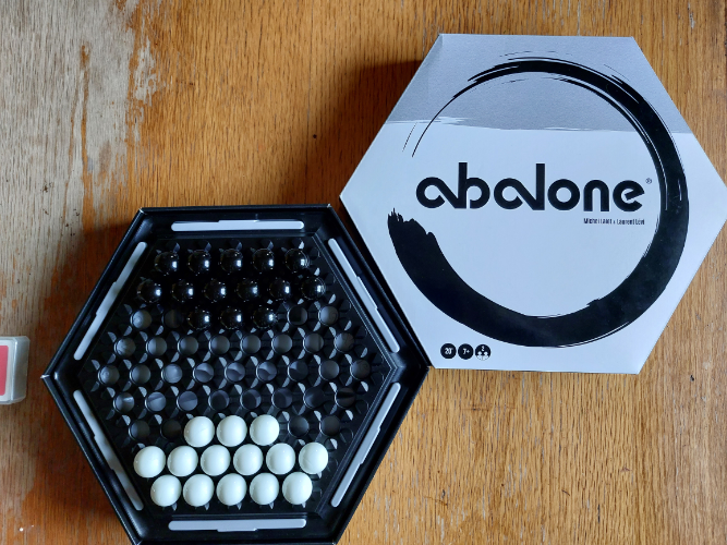 Abalone: ein taktisches Spiel für zwischendurch