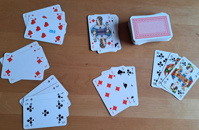 Rommé-Karten auf einem Tisch